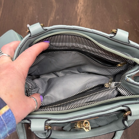 Deluxity Vegan Quilted Green Purse + Matching Wallet GUC - Picture 9 of 15